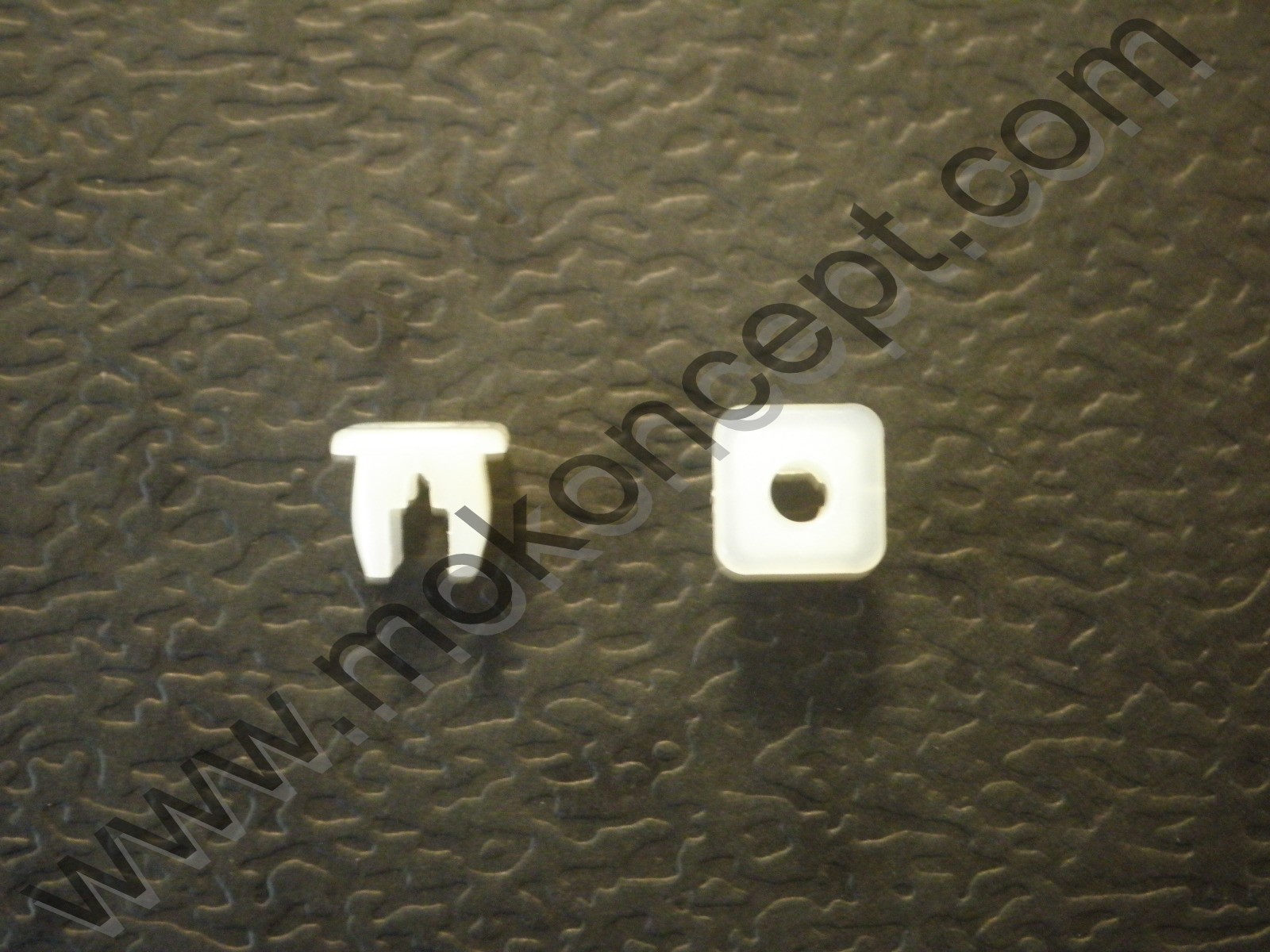 Agrafe fixation calandre