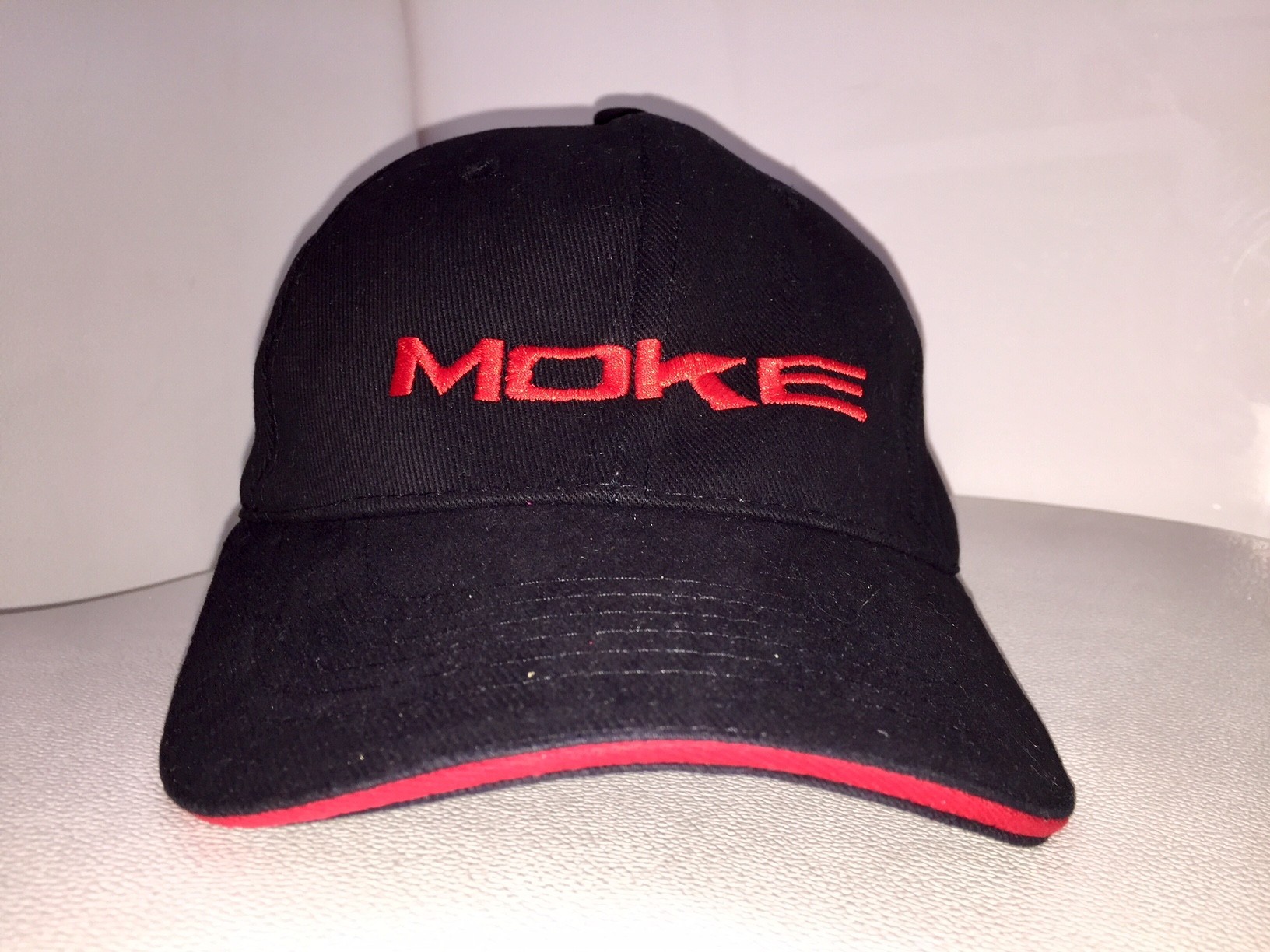 Casquette ajustable Moke noir/rouge